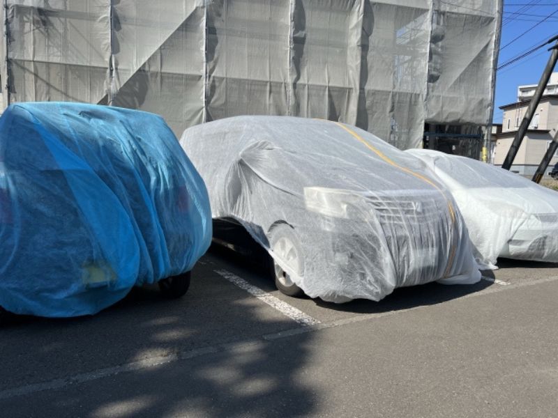 【外壁塗装中】車を停めたままでも大丈夫？出し入れのルールと「養生カバー」の注意点