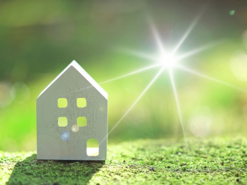 陽光輝く家のミニチュア