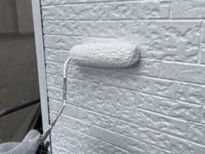 サイディング外壁の白い下塗り作業