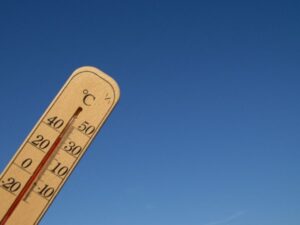 青空と高温を示す温度計