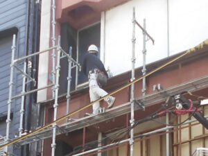足場を使った外壁工事の様子