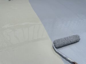 ベランダ床面のグレー防水塗装様子